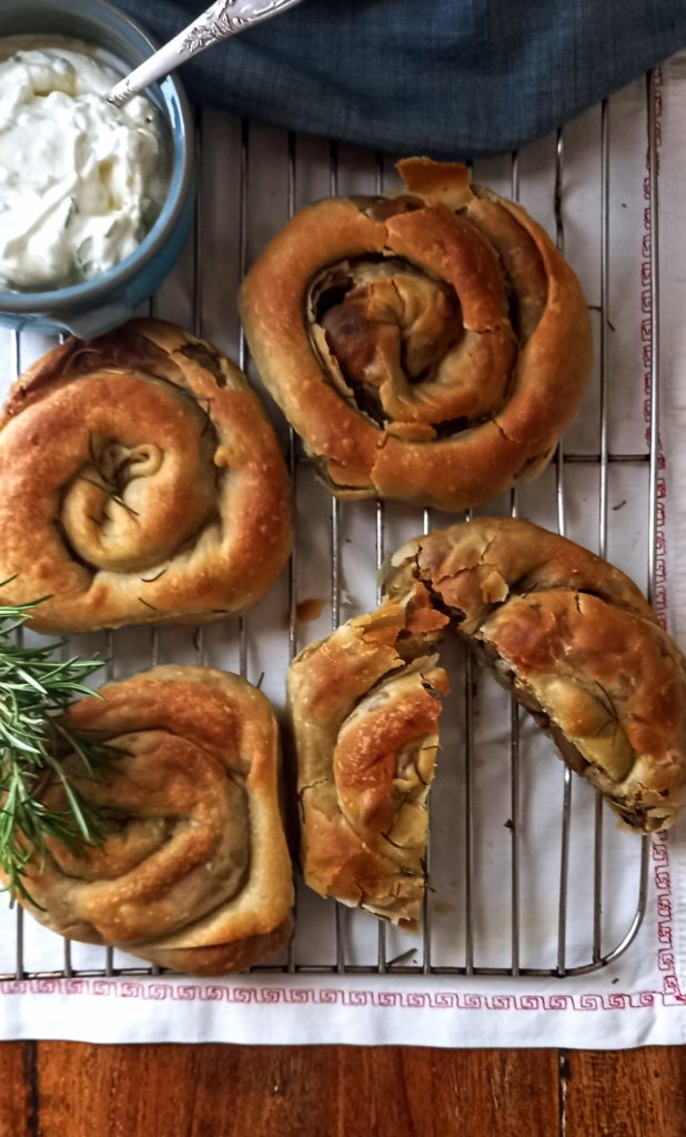 Στριφτά πιτάκια με πατάτες και μανιτάρια